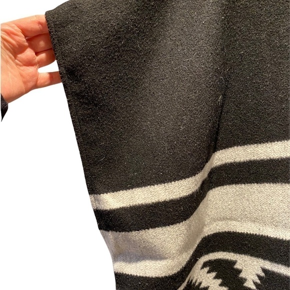 đť…şBCBGENERATION Zippered Poncho Cape - Picture 4 of 6